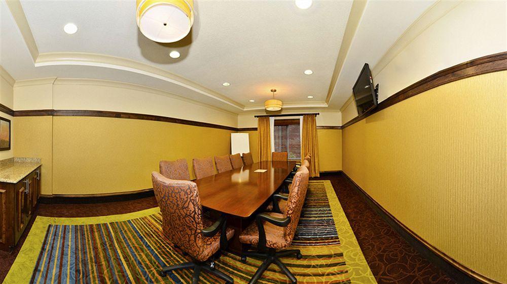 Holiday Inn Express & Suites - Williston By Ihg Exterior photo