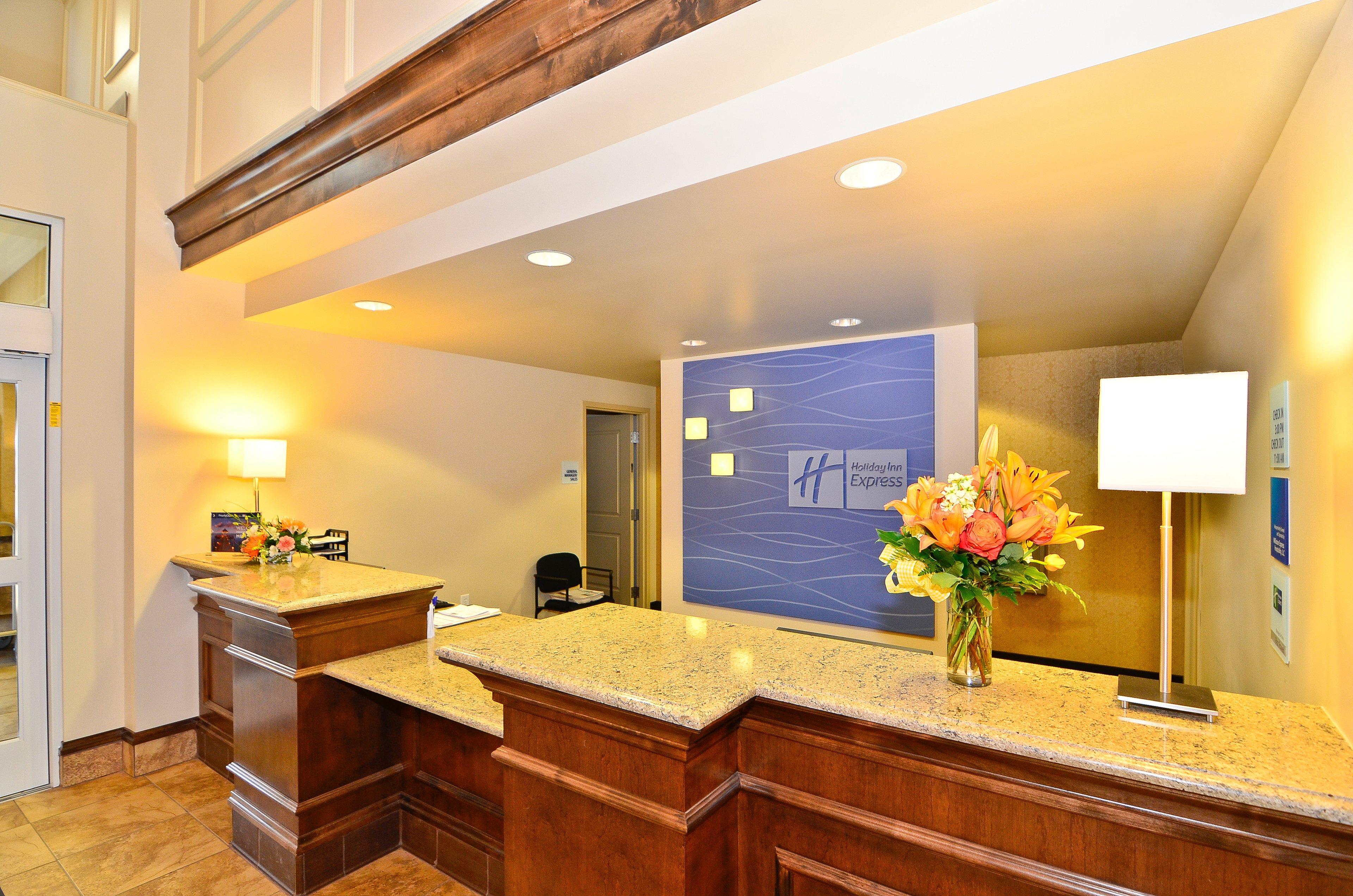 Holiday Inn Express & Suites - Williston By Ihg Exterior photo